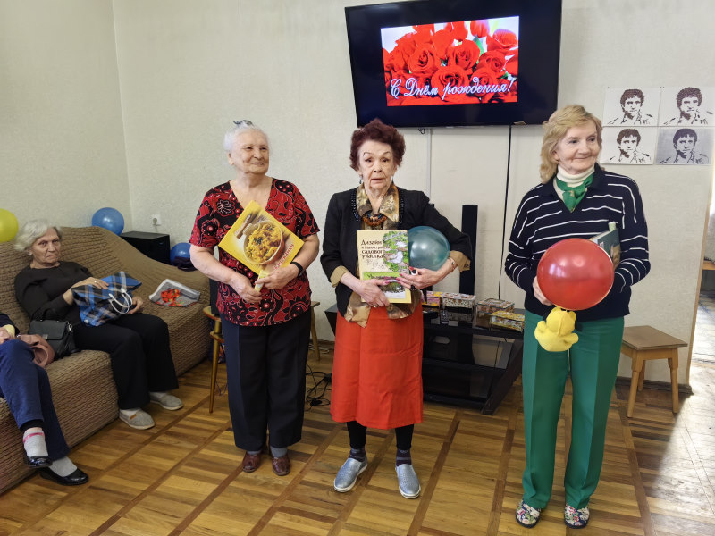 С днём рождения поздравляют все твои друзья